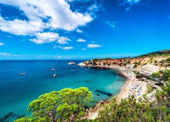 Finn en idyllisk feriebolig på frodige Ibiza - HomeToGo