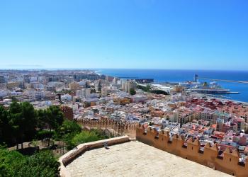 Ferienwohnungen in Roquetas de Mar: Erholung und Abenteuer an der Costa de Almería - HomeToGo