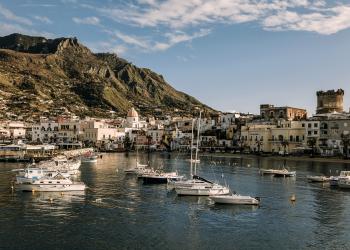 Een vakantiehuis in het Italiaanse Forio - HomeToGo