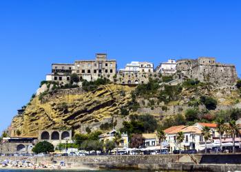 Pizzo, una casa vacanza in un borgo storico arroccato sul mare - HomeToGo