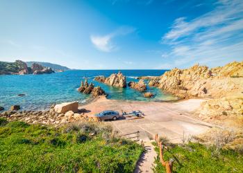 Ferienwohnungen an der Costa Paradiso: Baden, wandern und genießen im Norden Sardiniens - HomeToGo