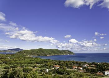 Una casa vacanze a Lacona: magia e suggestioni dell'Isola d'Elba - HomeToGo