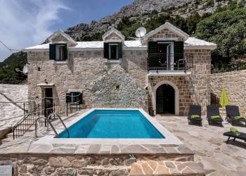 Villas with pools in Skiathos - HomeToGo