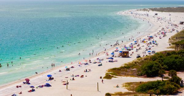Enjoy the white sand beaches of Lido Key in a stunning vacation house - HomeToGo