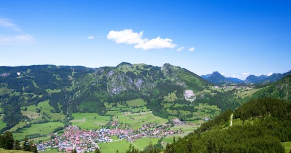Umrahmt Von Majestätischen Bergen: Deine Ferienwohnung In Bad Hindelang - HomeToGo