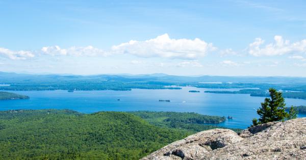 Weirs Beach vacation homes are all about boating and skiing - HomeToGo