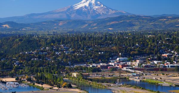 Enjoy wine amid mountain scenery at a Hood River vacation home - HomeToGo