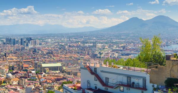 Napoli vista dall'alto dalle case vacanza al Vomero - HomeToGo