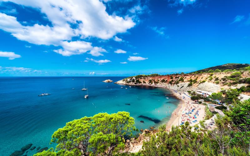 Een vakantiewoning vlak bij het strand Talamanca op Ibiza - HomeToGo