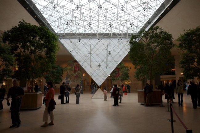 La piramide capovolta al Louvre