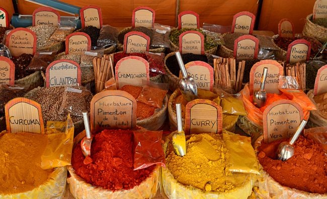 La toma muestra un puesto de venta de especias a granel. Es un surtido variado de colores, sabores y aromas con una textura muy atractiva.