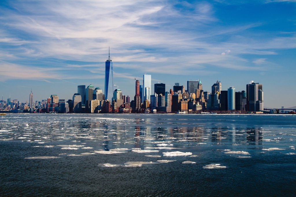 De skyline van New York vanaf het water