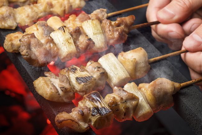 Yakitori, brochettes de poulet grillé