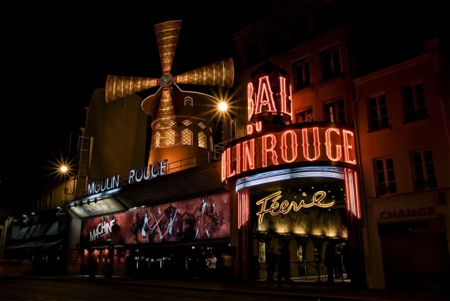 Il Moulin Rouge a Montmartre di sera