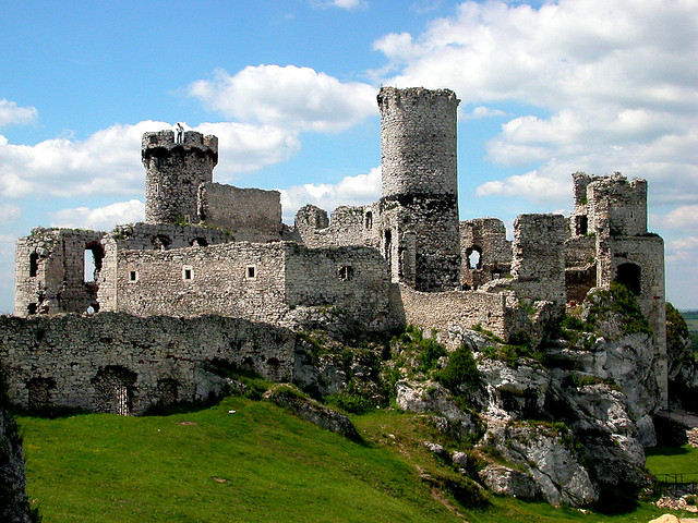 Ogrodzieniec Castle - Photo via FlickrCC Marcin Bajer