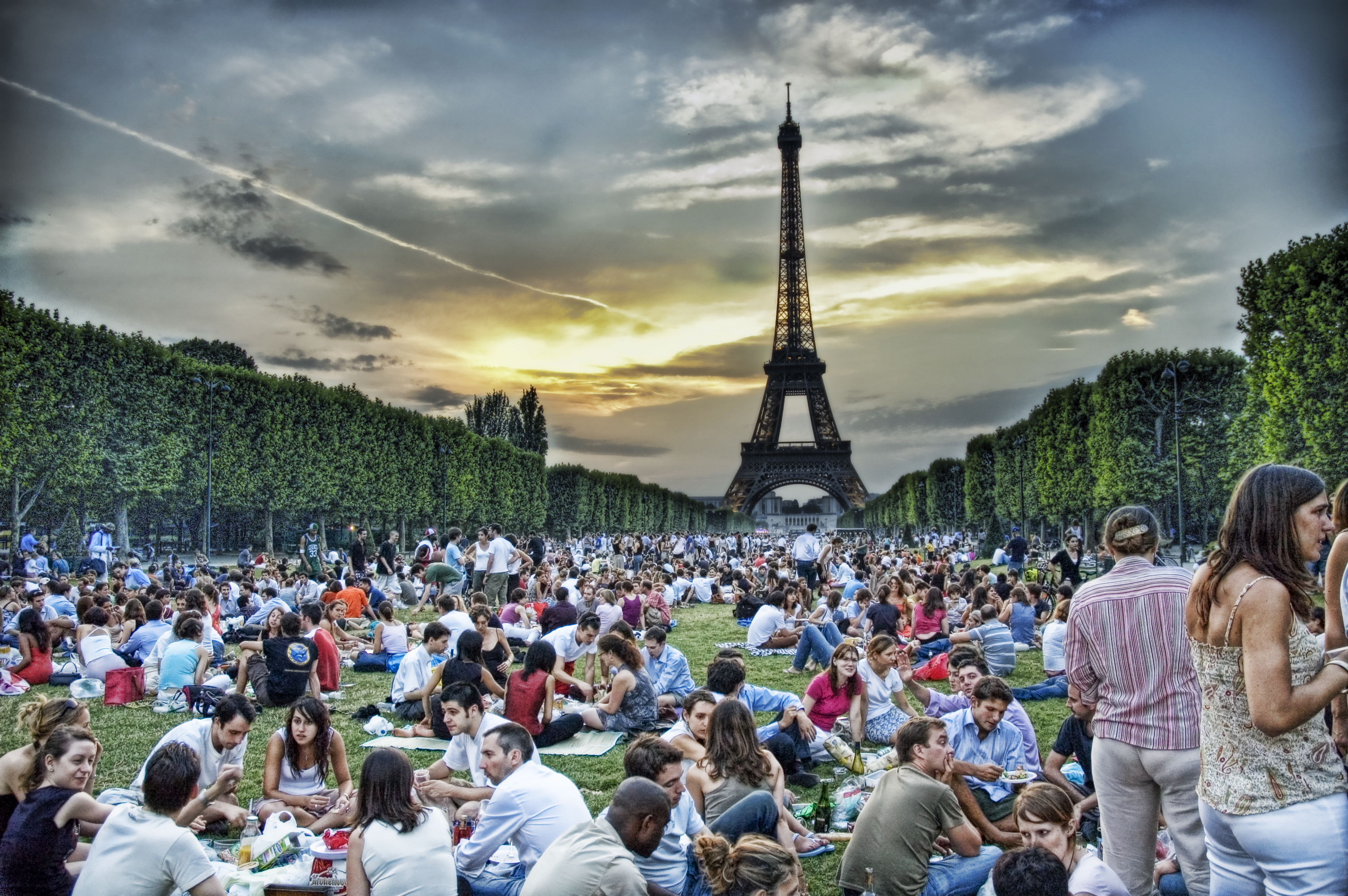 Какой год в париже. Туристы во Франции. Туристы в Париже. Париж люди. Население Парижа.