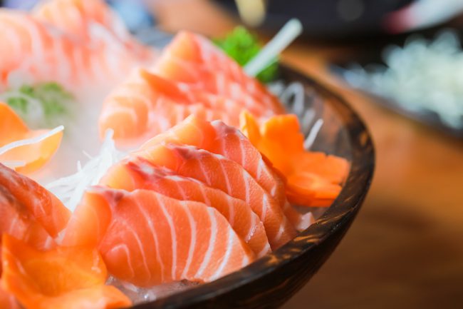 Sashimi de saumon, poisson cru dans un style traditionnel japonais