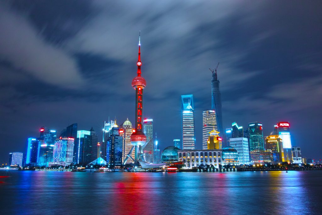 De Oriental Pearl Tower en de Shanghai Tower in het donker
