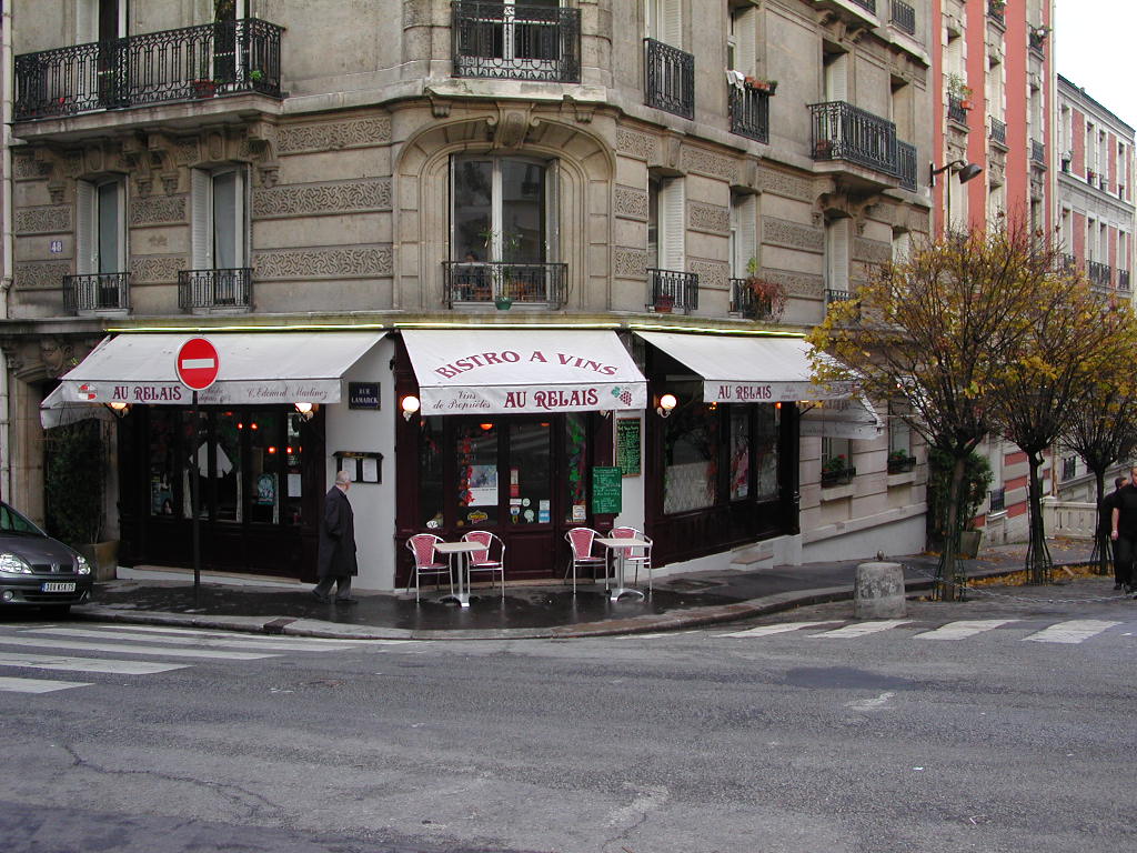 Tipp: Au Relais, 48 Rue Lamarck, 75018, Paris Dieses wunderbare authentische Pariser Restaurant befindet sich in Montmartre. Hier lassen sich schmackhafte Steaks, Enten-Confit und guter Wein genießen. Auch Bücher, Platten und ein hübscher Hof fernab der Touristenströme werden geboten. 