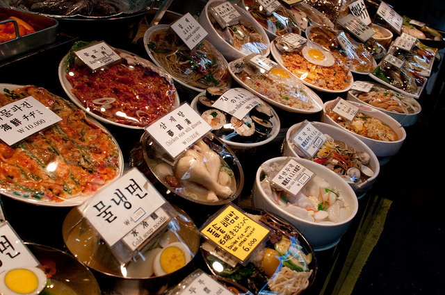 Al mercato Namdaemun questi piatti costano circa 5€ ciascuno, gnammi!
