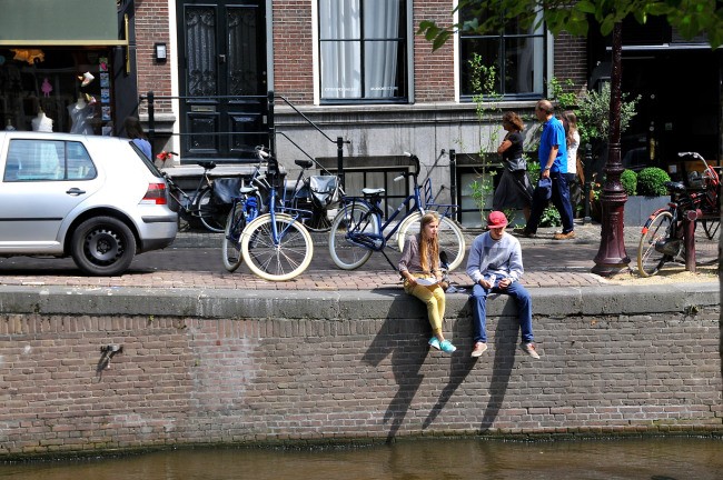 El centro de Amsterdam está rodeado de canales