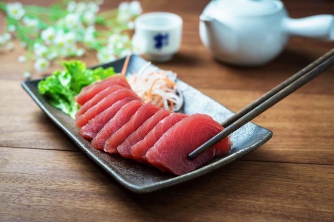 Sashimi de thon, poisson cru dans un style traditionnel japonais