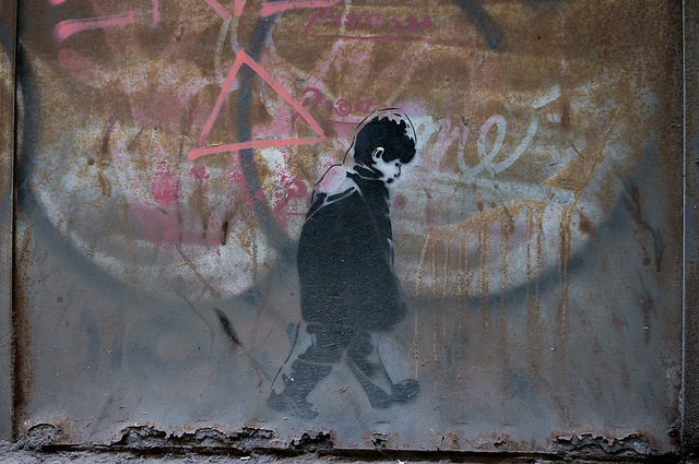 Niño caminando street art barcelona. Fotografía de r2hox