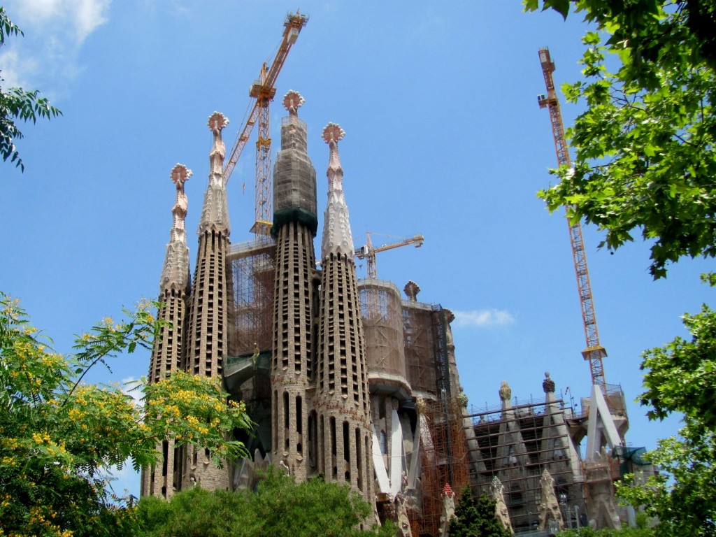 La Sagrada Família umgeben von Baukranen