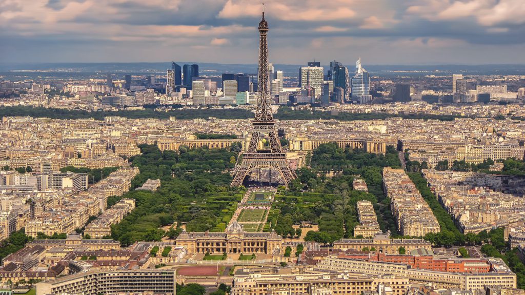 De Eiffeltoren en La Défense in Parijs
