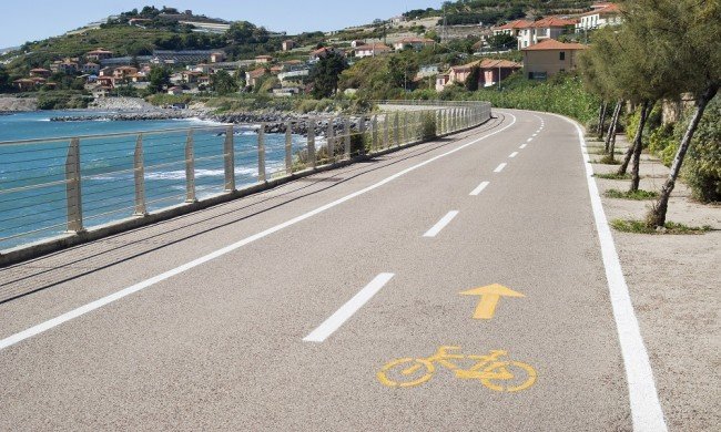 La pista ciclo-pedonale della Riviera ligure di Ponente il 9 maggio 2015 ha ospitato la partenza della prima tappa del Giro d'Italia 2015