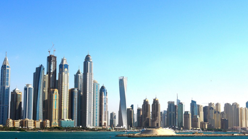 De skyline van Dubai vanaf het water
