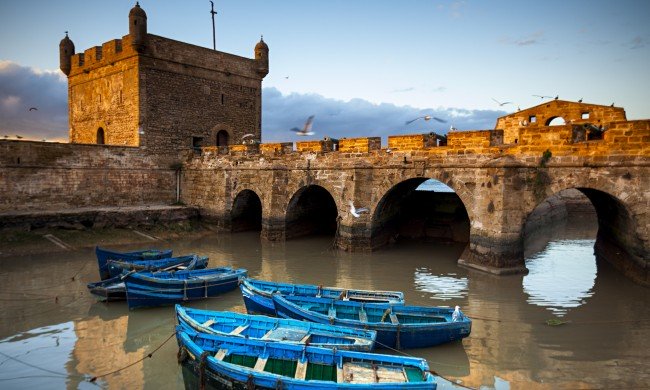 Des bateaux sous les remparts d'Essaouira au Maroc