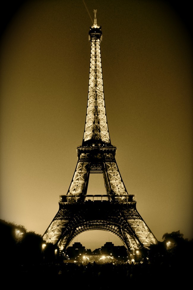 Eiffel-Tower-paris-650x975