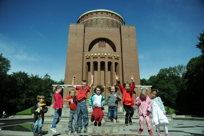 Bild von Kindern vor dem Planetarium Hamburg
