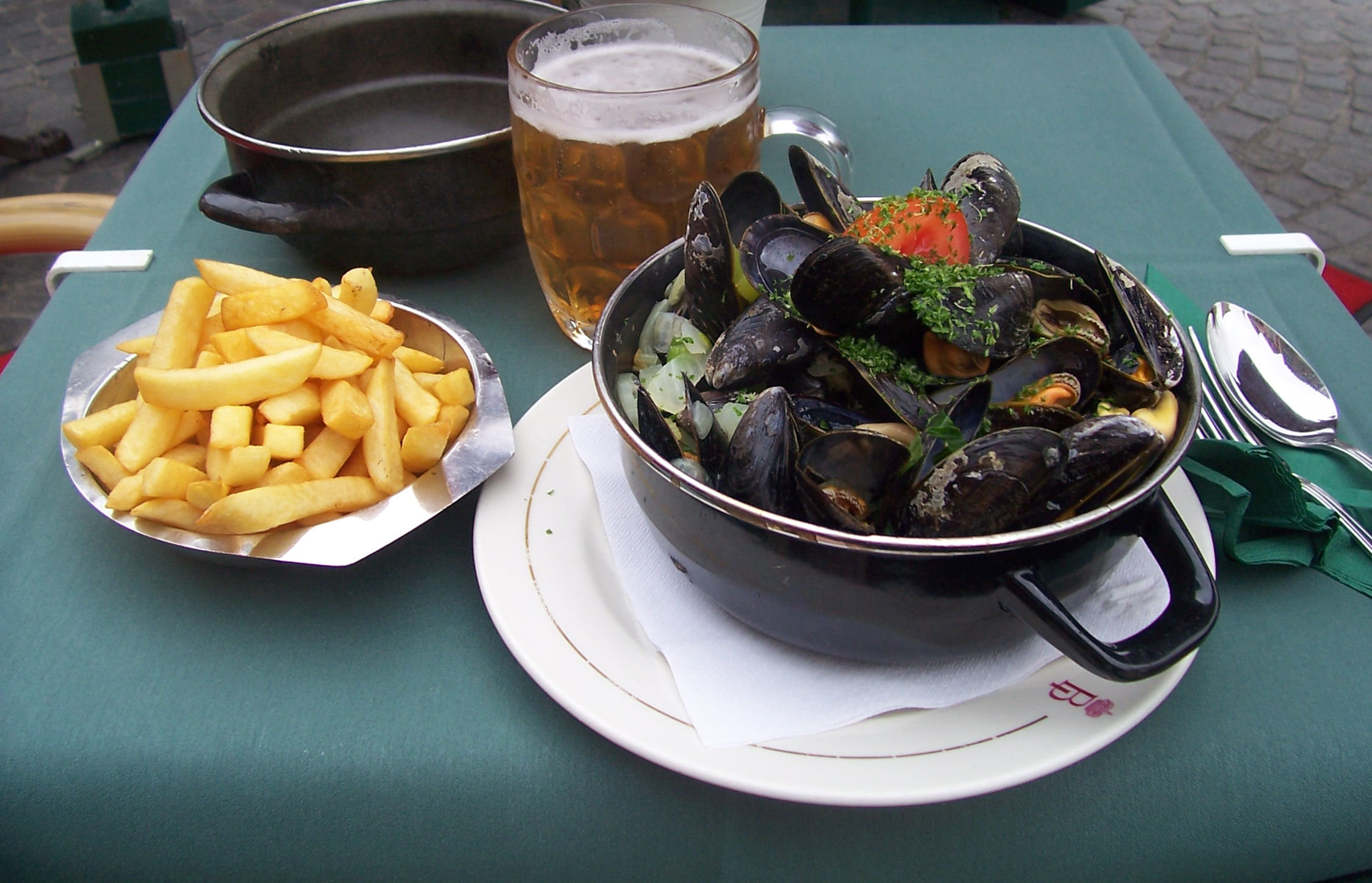 Национальные блюда стран. Moules frites, Бельгия. Национальное блюдо Бельгии мидии с картофелем фри. Мидии с картошкой фри. Бельгийские мидии с картошкой фри.