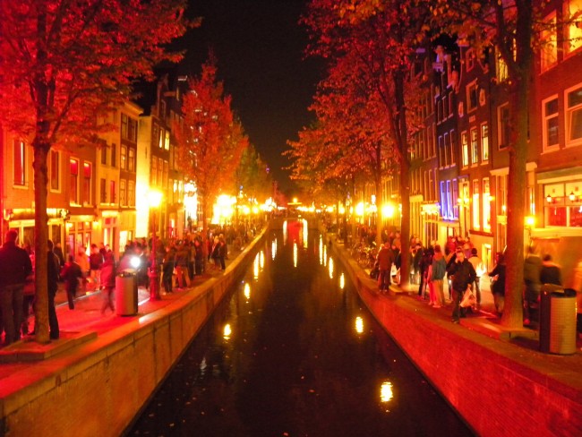 Barrio Rojo de Amsterdam atravesado por el canal
