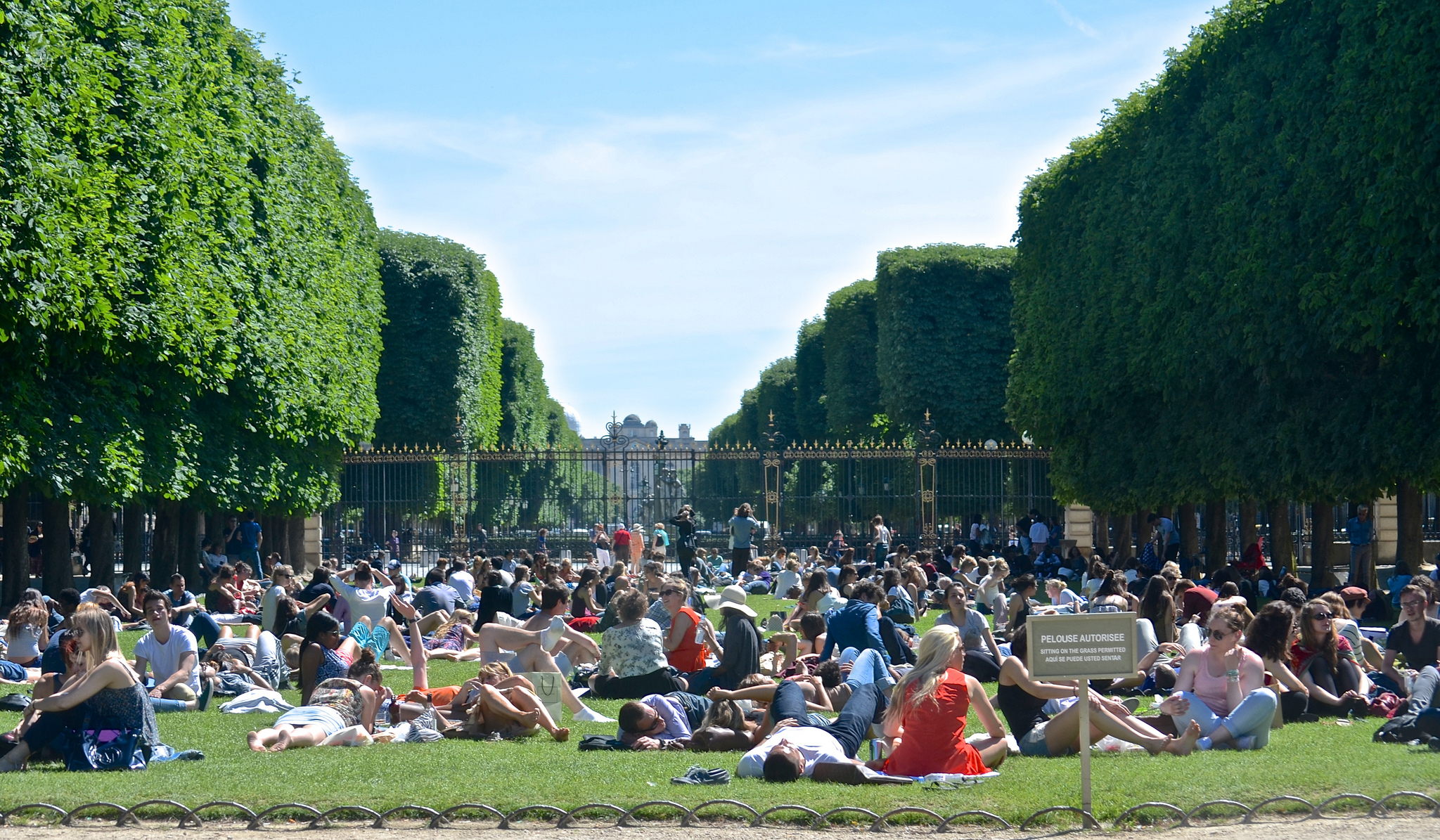 Top Tip: Jardin du Luxembourg In den wärmeren Monaten lädt die Grünanlage zahlreiche Pariser zum Entspannen ein. Der Park ist bekannt für seine perfekt gestutzten Grünflächen, von Bäumen gesäumten Promenaden und für den malerischen, 1620 errichteten Brunnen Fontaine Médicis. © David McSpadden