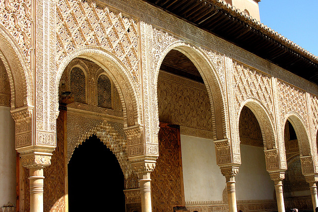 Detalle del pórtico en un patio de La Alhambra