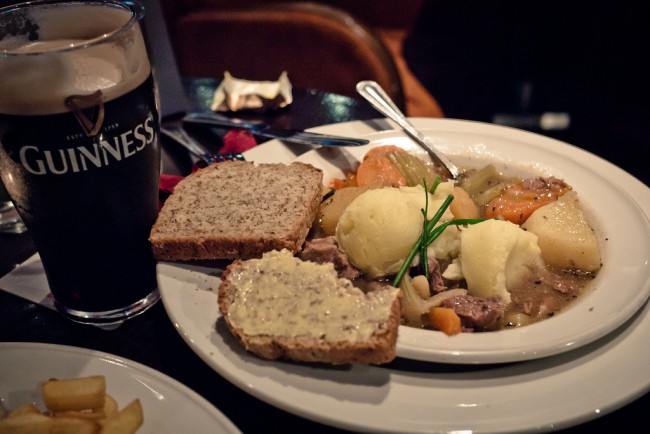 Irish Stew, Brot und ein Glas Guinness
