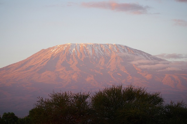 Drie stratovulkanen maken het bergmassief Kilimanjaro in Tanzania
