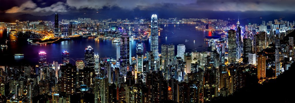 De skyline van Hong Kong 's avonds