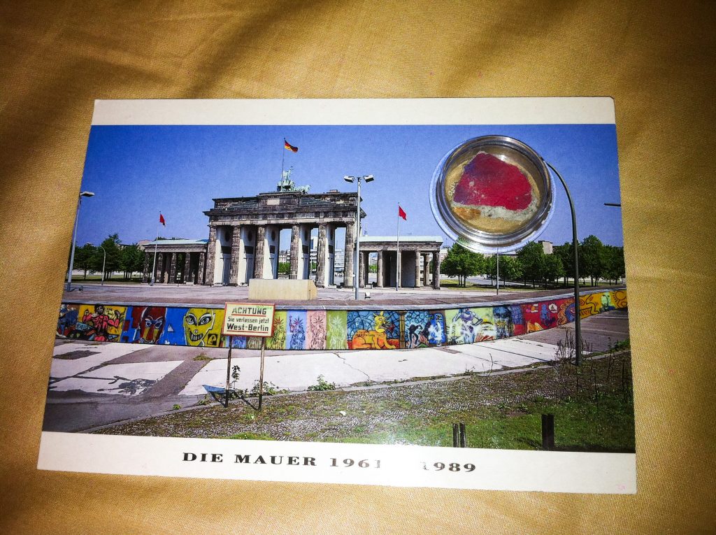 Postkarte mit einem kleinen Stück der Berliner Mauer