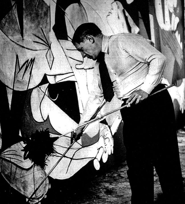 Picasso trabajando en el Guernica