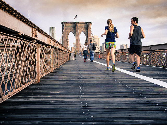 Jogging di primo mattino sul ponte di Brooklyn