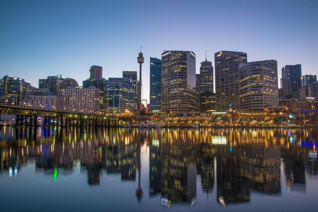 Skyline van Sydney bij avond