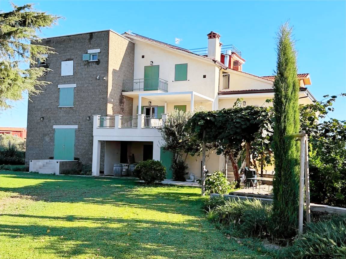 Appartamento indipendente all'interno della Tenuta il Poggio a Teano, immerso nella natura e dotato di ogni comfort