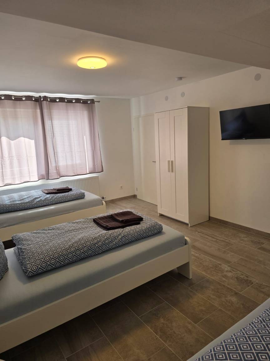90 M² Ferienwohnung ∙ 3 Schlafzimmer ∙ 7 Gäste - Kaufungen