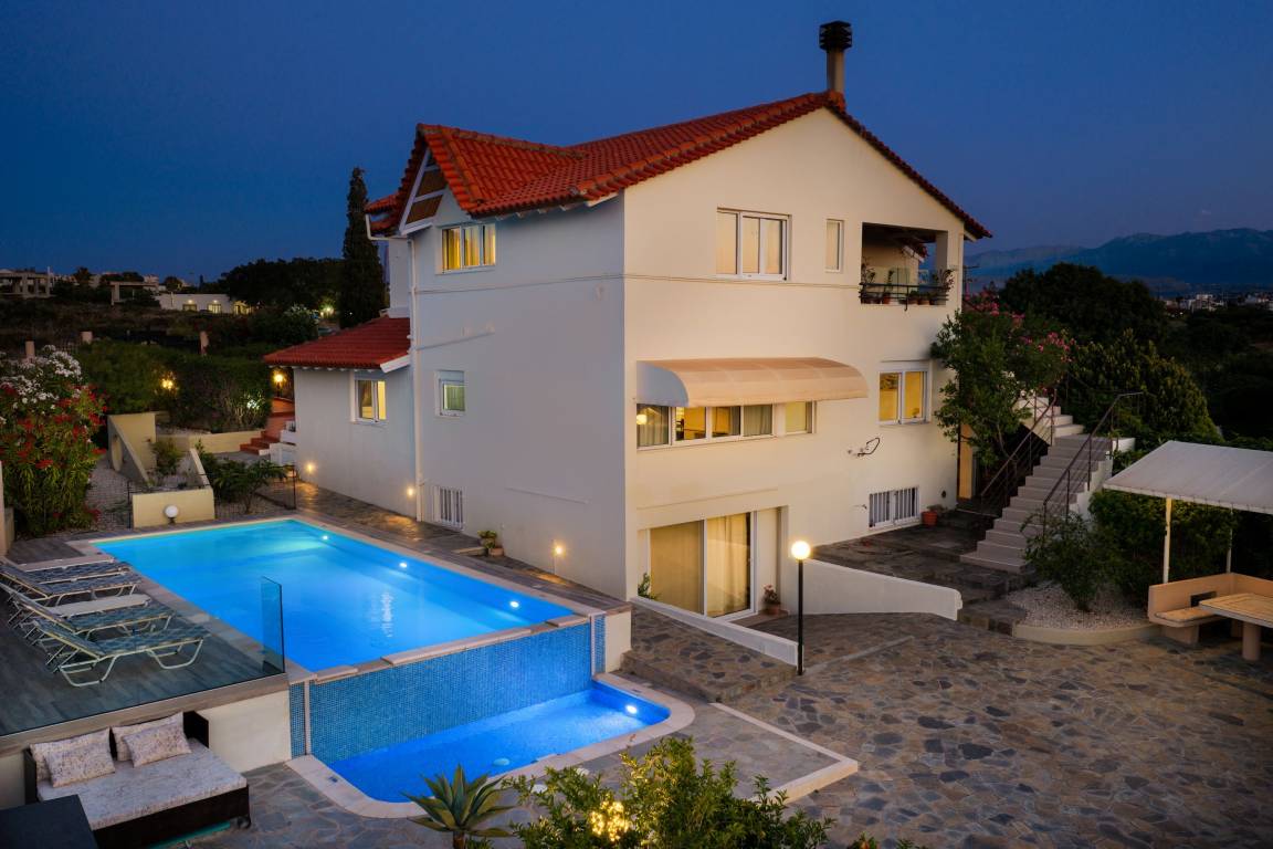 225 M² Apartment ∙ 3 Bedrooms ∙ 9 Guests - Chania