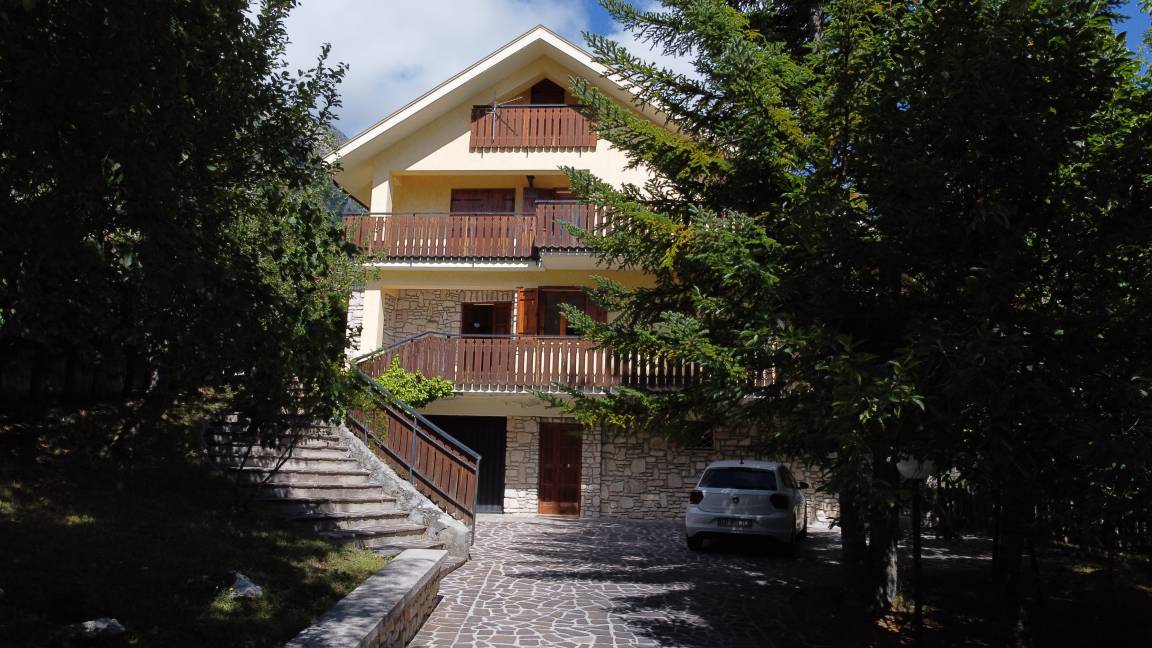 180 M² Villa ∙ 3 Bedrooms ∙ 11 Guests - Rocca di mezzo