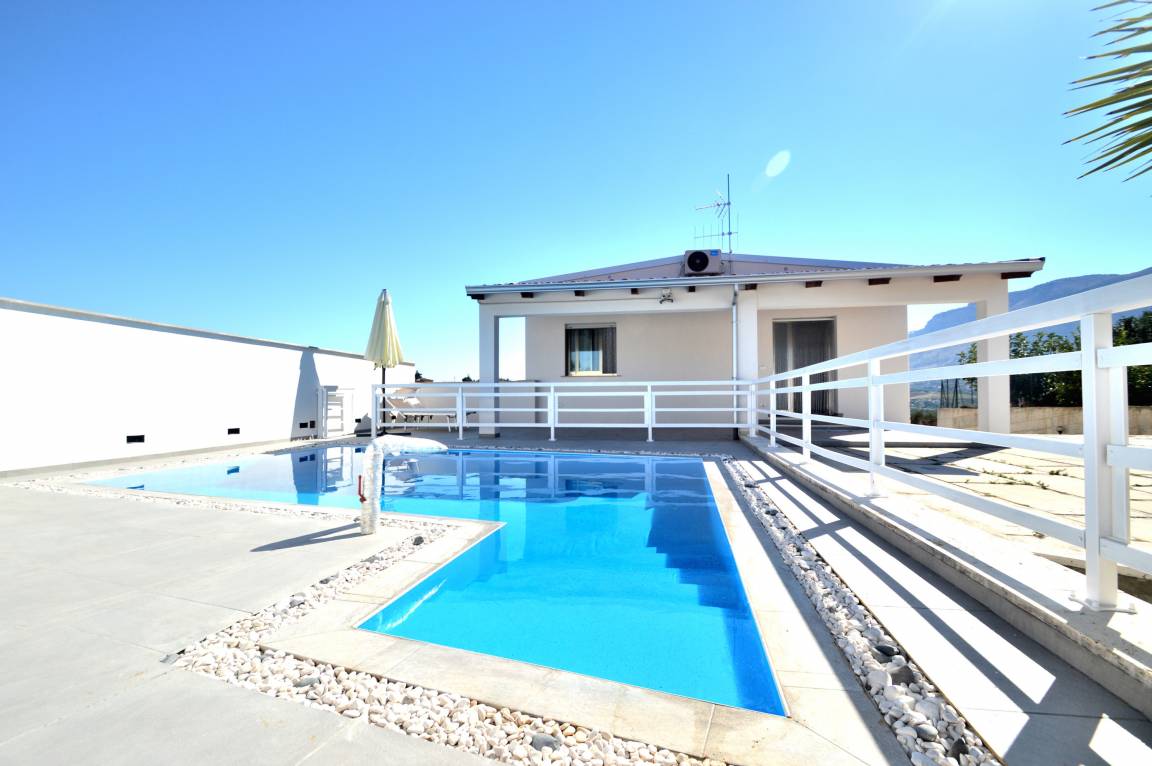 Moderna casa a Alcamo con piscina privata